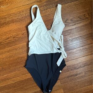 Like new Summersalt perfect wrap, 2LT